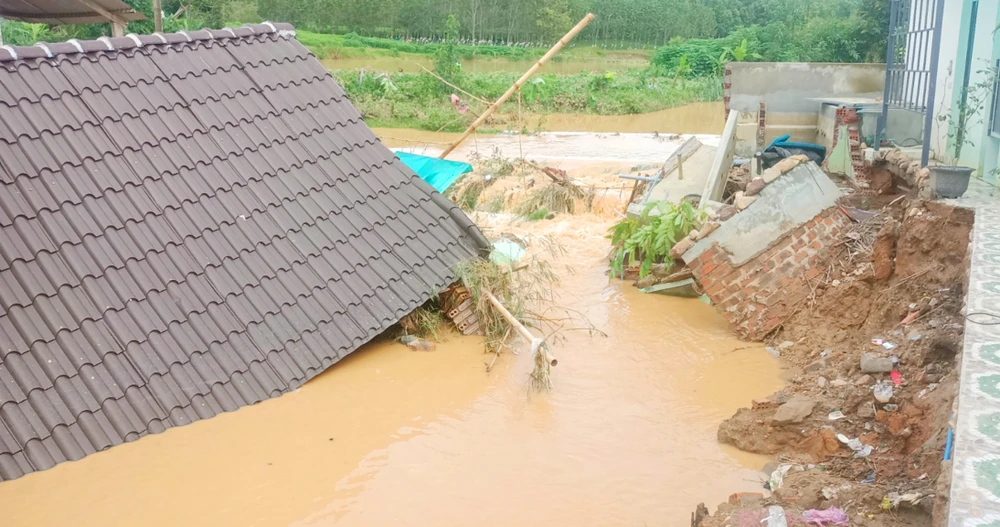 Một căn nhà dân bị nước cuốn trôi. Ảnh: HP