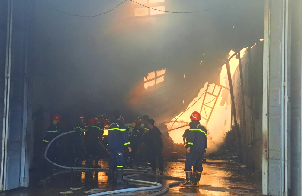 Lực lượng Cảnh sát PCCC và CNCH lao vào dập lửa. Ảnh: CD.