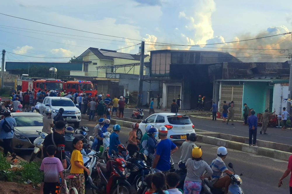 Sau gần 2 giờ, đám cháy cơ bản được khống chế.