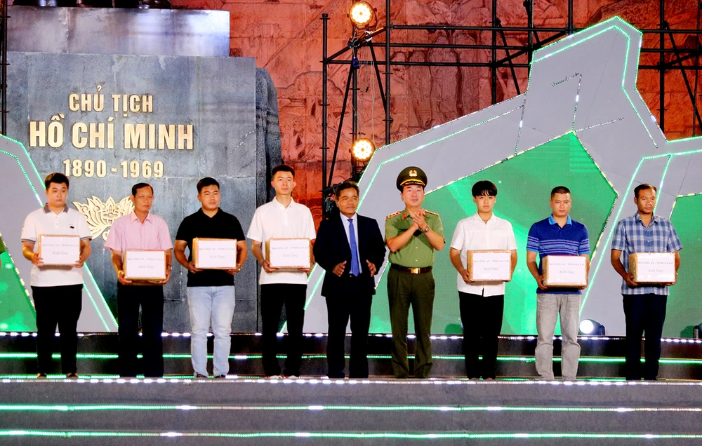 Thứ trưởng Bộ công an và lãnh đạo tỉnh Gia Lai trao quà cho thân nhân các liệt sĩ.