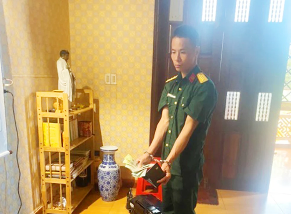 Công an dựng lại hiện trường vụ trộm. Ảnh; CACC.