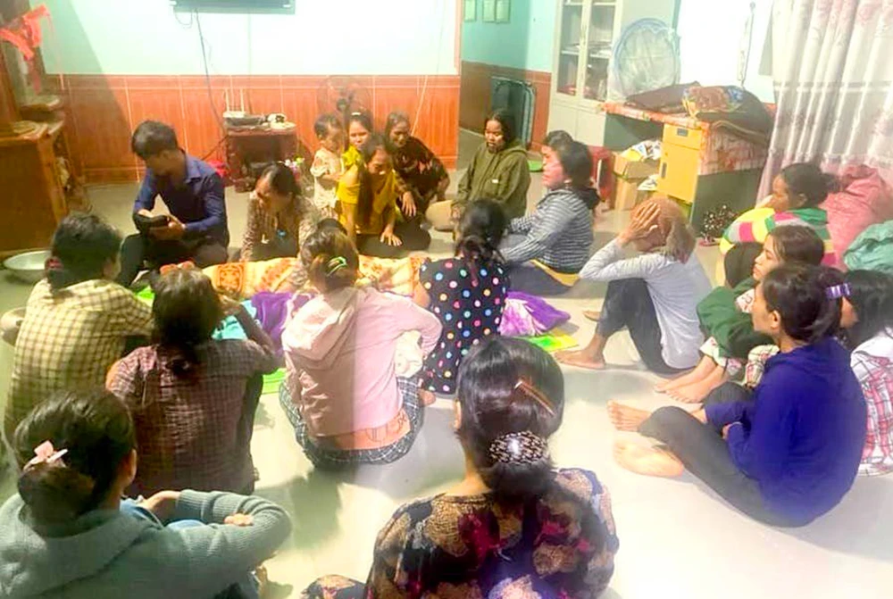 Gia đình lo hậu sự cho hai cháu nhỏ đuối nước thương tâm. Ảnh: LT.