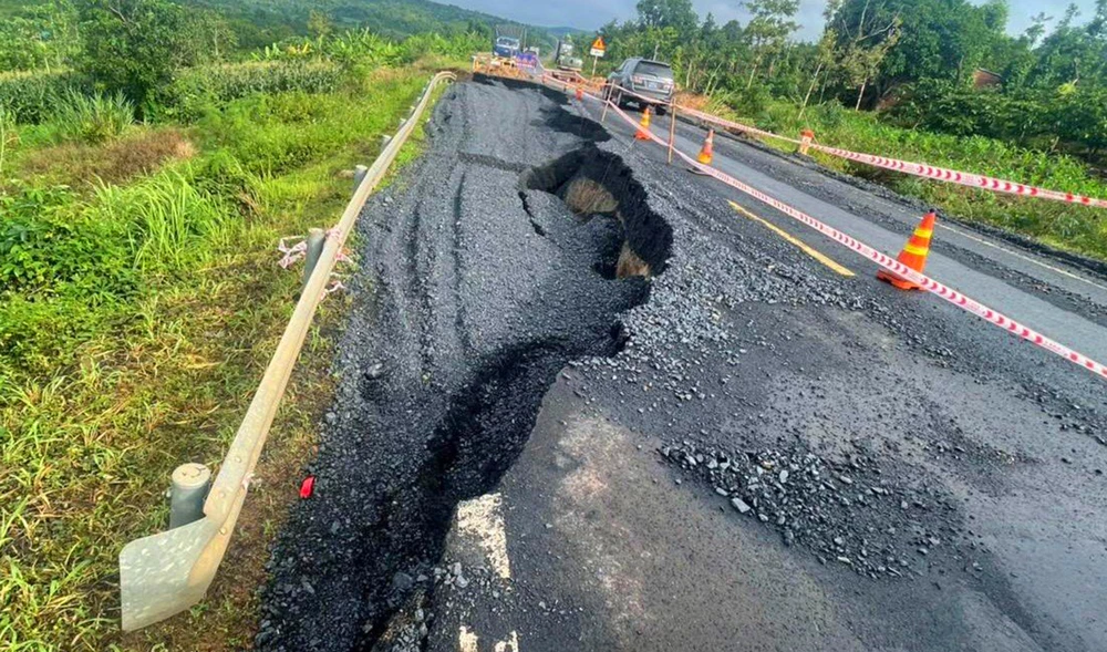 Đường tránh trung tâm thị trấn Ea Drăng, huyện Ea Hleo bị sụt lún. Ảnh: VL. Đường tránh trung tâm thị trấn Ea Drăng, huyện Ea Hleo bị sụt lún. Ảnh: VL.