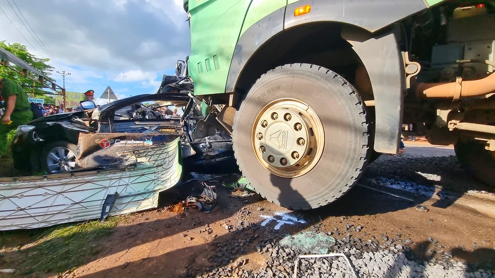 Ô tô con của CLB Bóng đá HAGL bị tông bẹp dí, 3 người tử vong. Ảnh: HP.