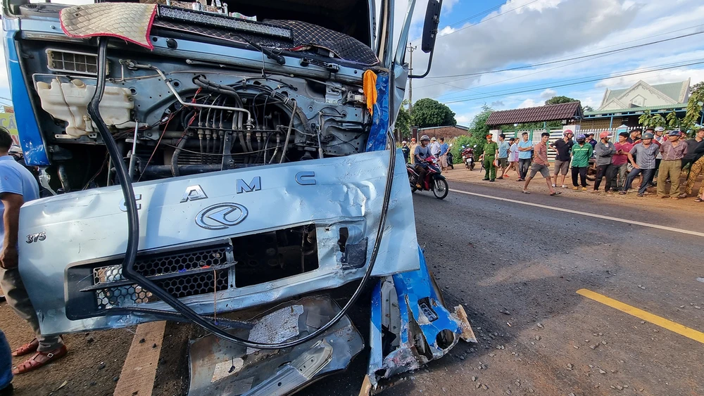 Đầu xe tải cũng bị hư hỏng nặng. Đầu xe tải cũng bị hư hỏng nặng.