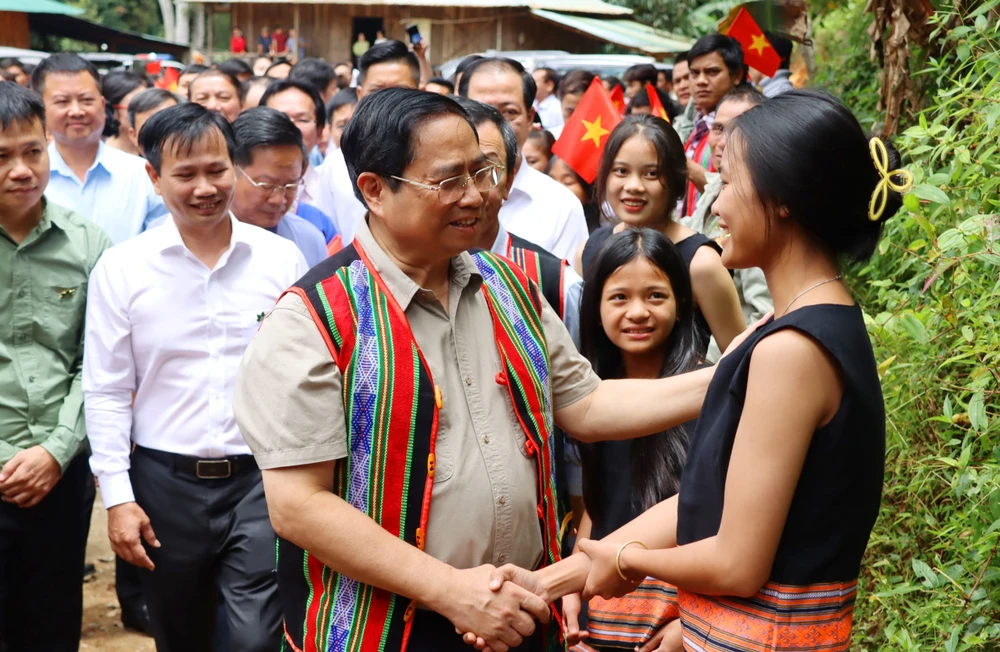 Thủ tướng Phạm Minh Chính thăm, làm việc tại huyện Tu Mơ Rông và gặp gỡ bà con dân tộc Xơ Đăng. Ảnh: HP