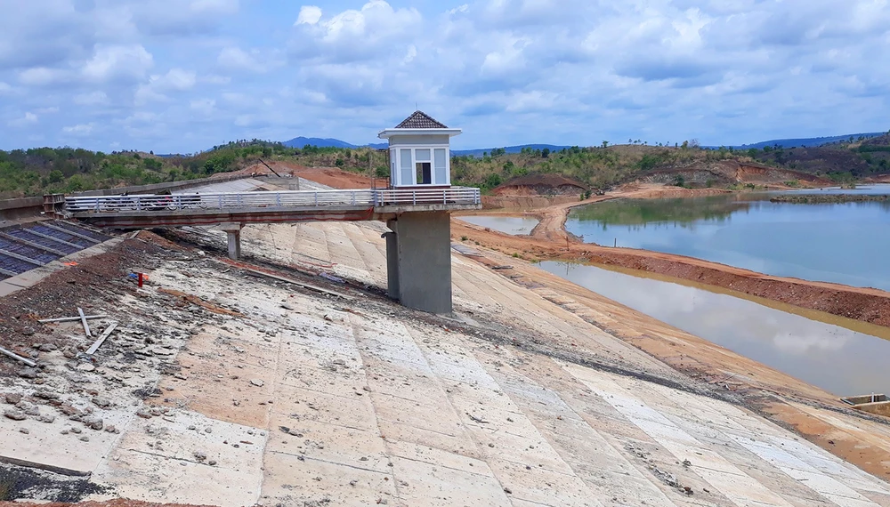 Công trình hồ chứa Plei Thơ Ga sai phạm tính thừa khối lượng thi công. Ảnh: LK.