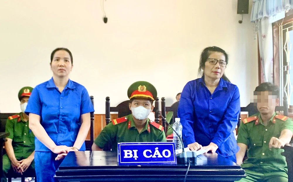 Bị cáo Dương Thị Chung (phải) và Nguyễn Thị Duyên tại tòa. Ảnh: VH