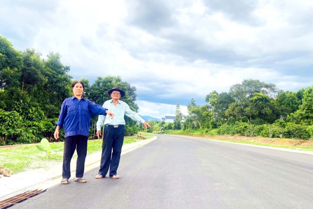 Con đường Âu Cơ sau khi hoàn thành sạch đẹp, thông thoáng. Ảnh: TN.