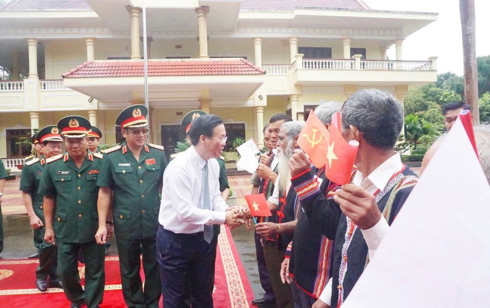 Chủ tịch nước thăm Binh đoàn 15 và gặp gỡ các già làng, người uy tín tại Gia Lai. Ảnh: LK.