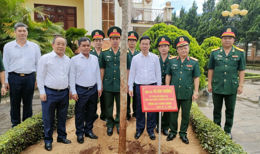 Chủ tịch nước trồng cây lưu niệm tại khuôn viên Nhà truyền thống, Binh đoàn 15. Ảnh: LK.