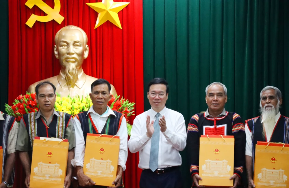 Chủ tịch nước tặng quà cho đại diện già làng, người uy tín. Ảnh: LK.