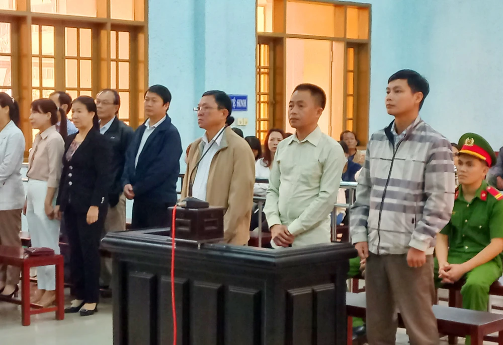 Bị cáo Huỳnh Văn Tâm và hai thuộc cấp tại tòa. Ảnh: HL.