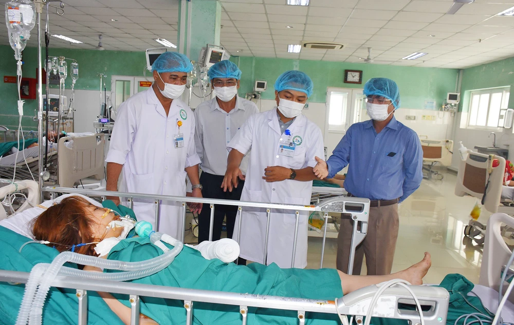 Lãnh đạo tỉnh Kon Tum thăm hỏi các nạn nhân vụ tai nạn. Ảnh: VP. Lãnh đạo tỉnh Kon Tum thăm hỏi các nạn nhân vụ tai nạn. Ảnh: VP.