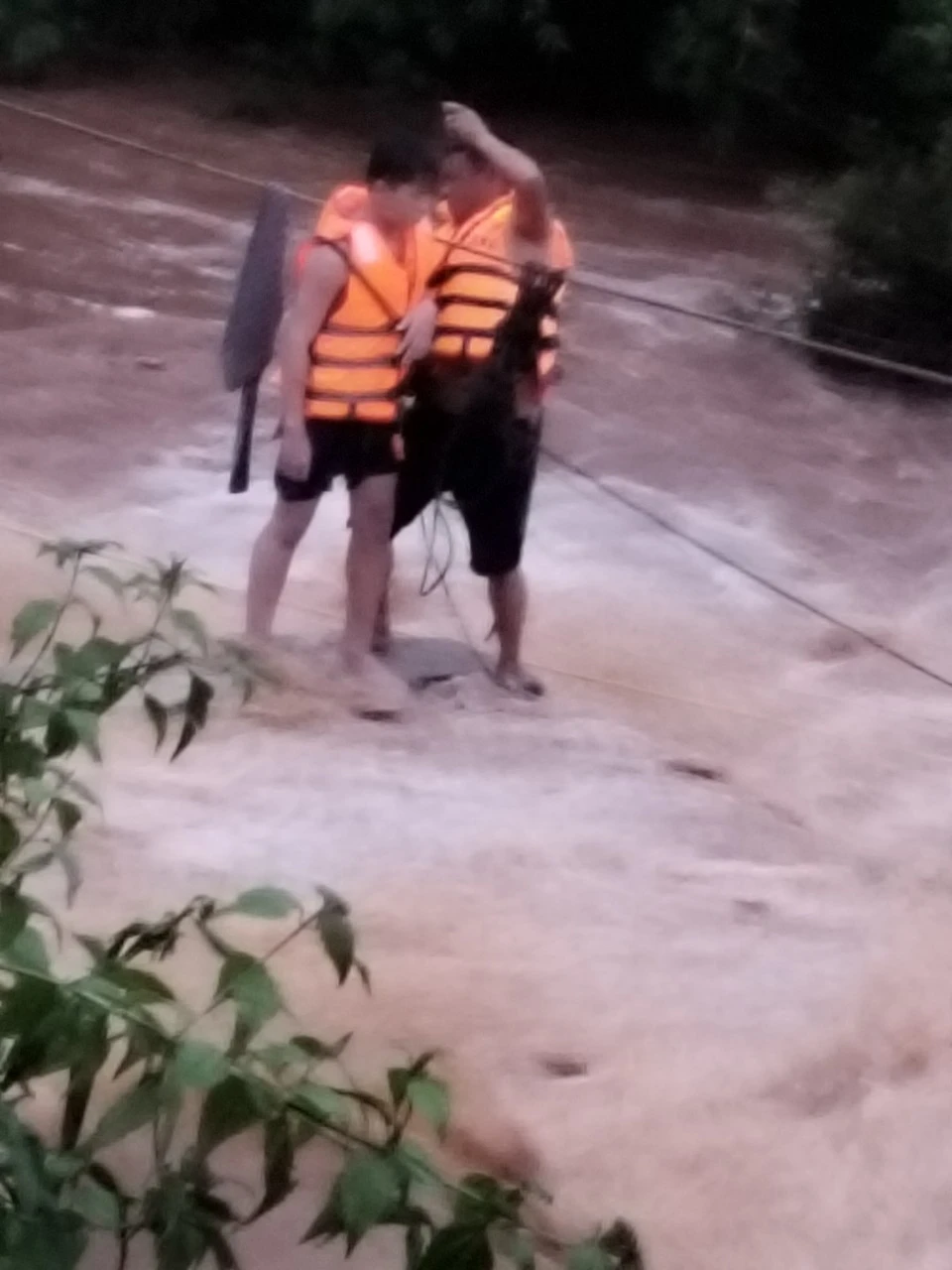 Luc-luong-cuu-ho-gia-cuu-mac-ket-suoi-ia-Blu 1.jpg