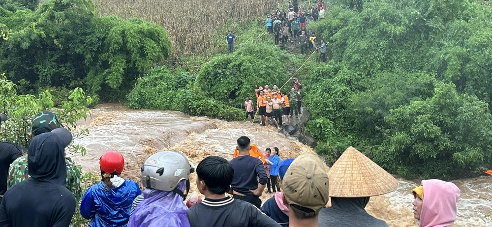 Luc-luong-cuu-ho-gia-cuu-mac-ket-suoi-ia-Blu 3.jpg