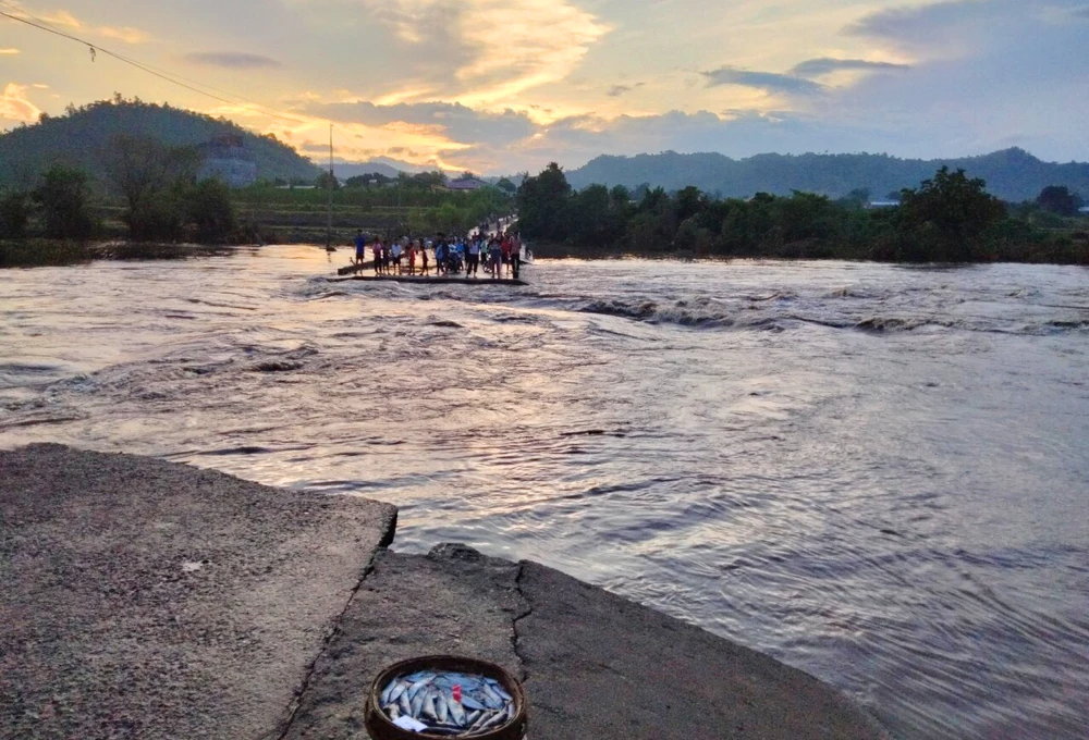 Dua-san-phu-ra-khoi-vung-ngap-lut-sinh-con-an-toan 1.jpg