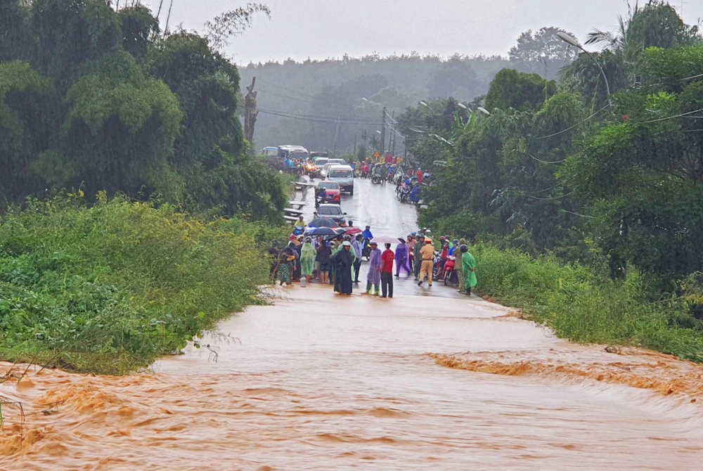 Duong-ngap-lut-xa-kroong-TP-Kon-Tum 1.jpg