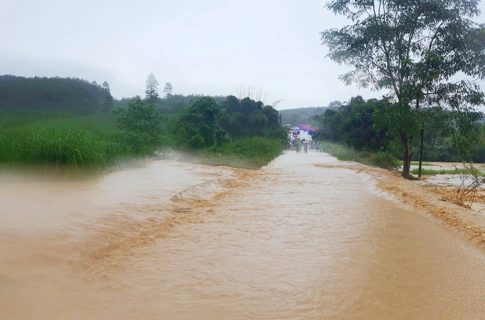 Duong-ngap-lut-xa-kroong-TP-Kon-Tum 2.jpg