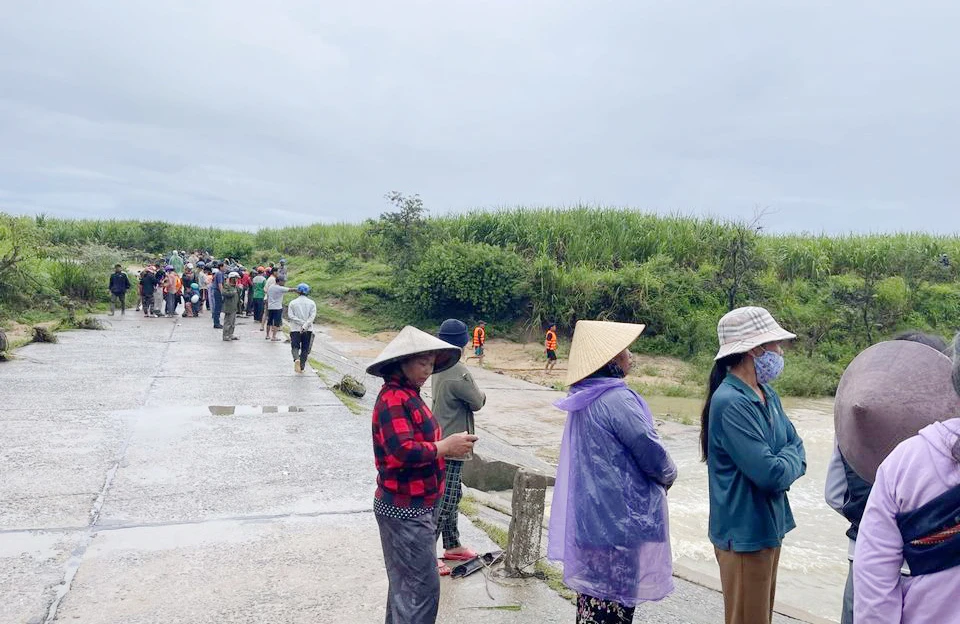 Hien-truong-dap-tran-noi-thanh-nie-bi-nuoc-cuon-tu-vong 2.jpg