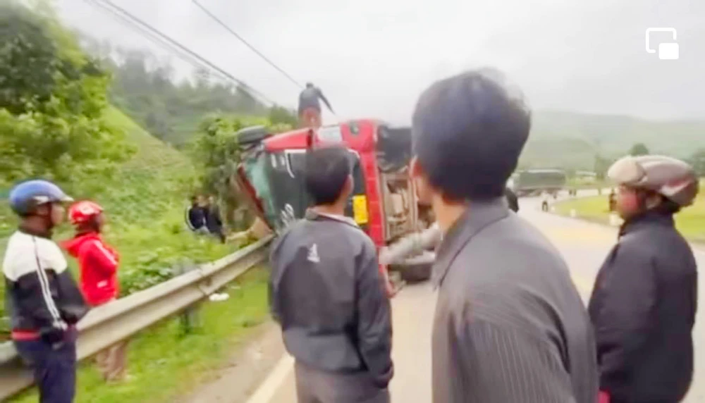 Hien-truong-vu-tai-nan-lat-xe-huyen-Dak-glei 1.jpg