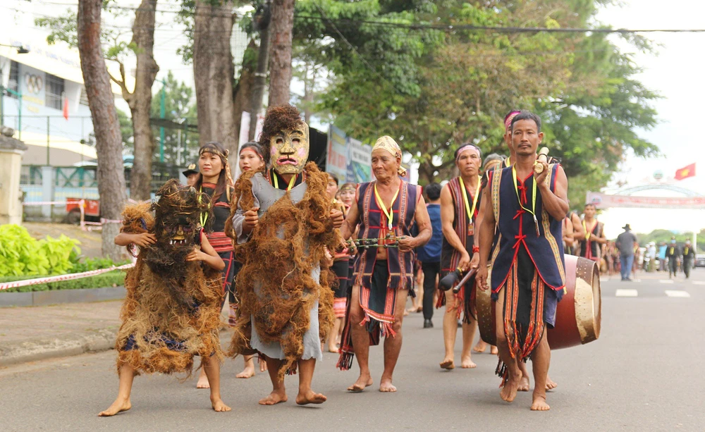 le-hoi-duong-pho-cong-chieng-tay-nguyen 1.jpg