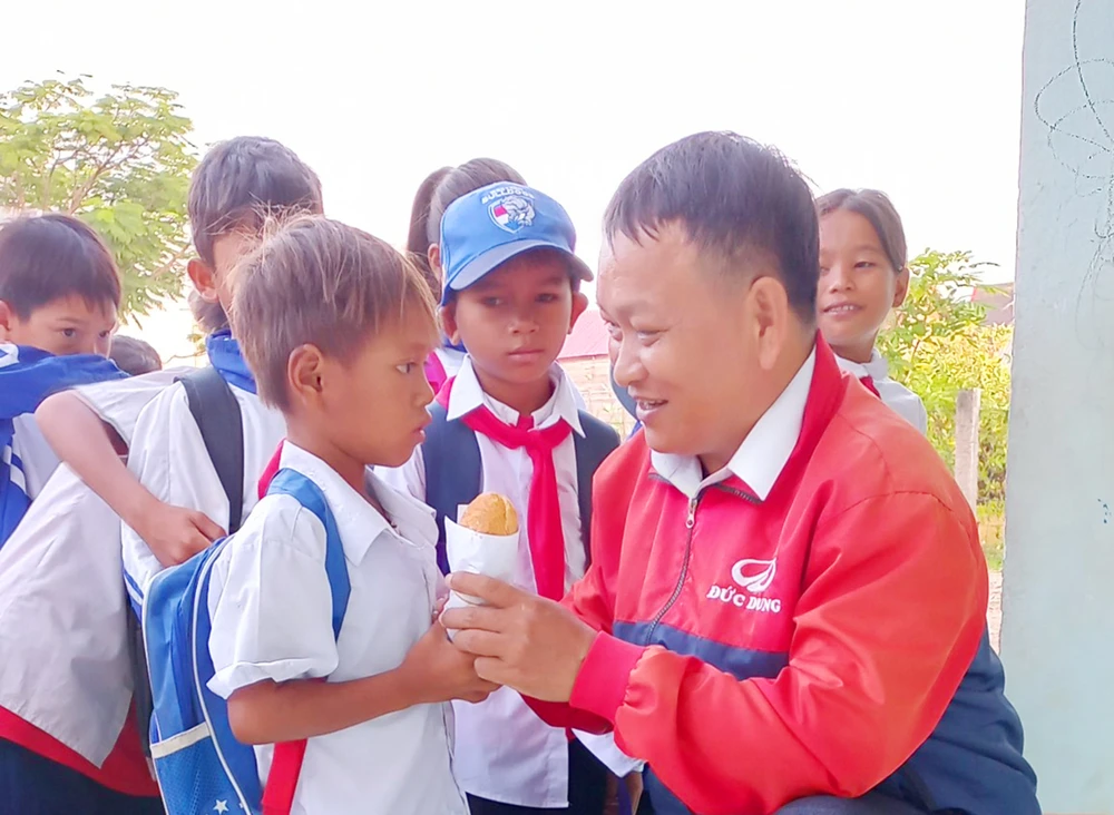 Tủ bánh mì 0 đồng của thầy Vũ Văn Tùng