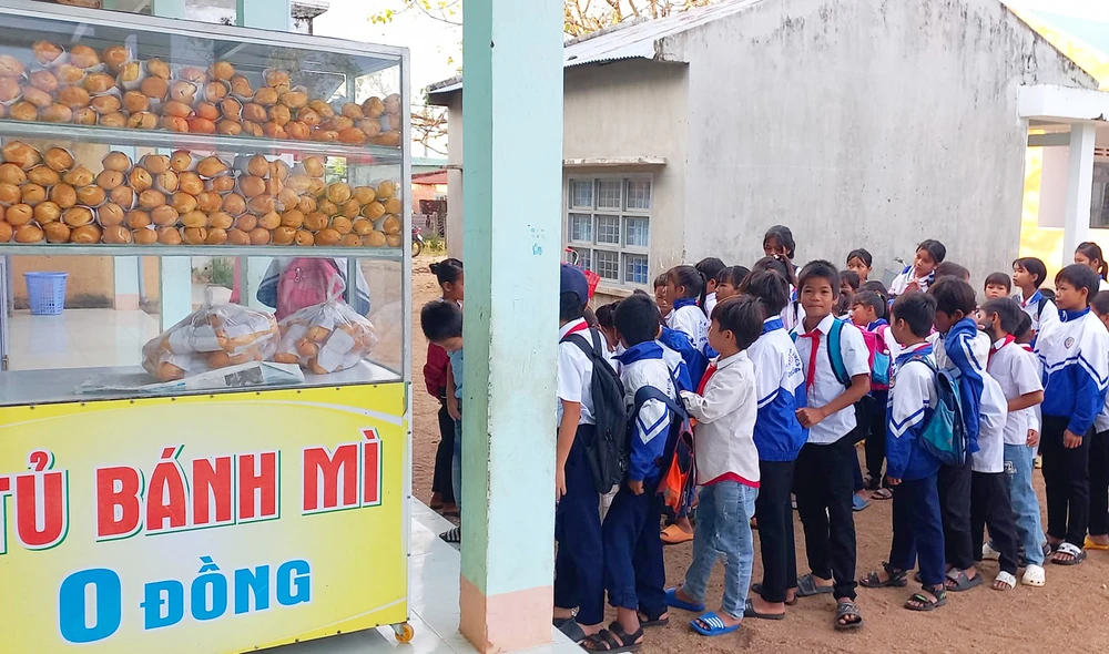 Tủ bánh mì 0 đồng của thầy Vũ Văn Tùng