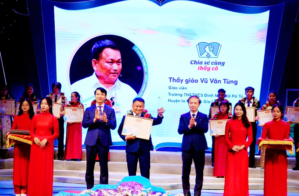 Tủ bánh mì 0 đồng của thầy Vũ Văn Tùng