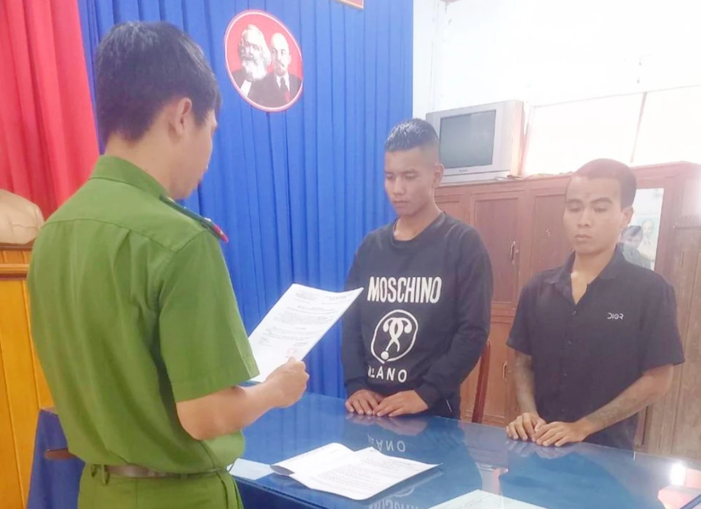 Đi xe máy kẹp 3, còn dùng ná cao su bắn công an bị thương