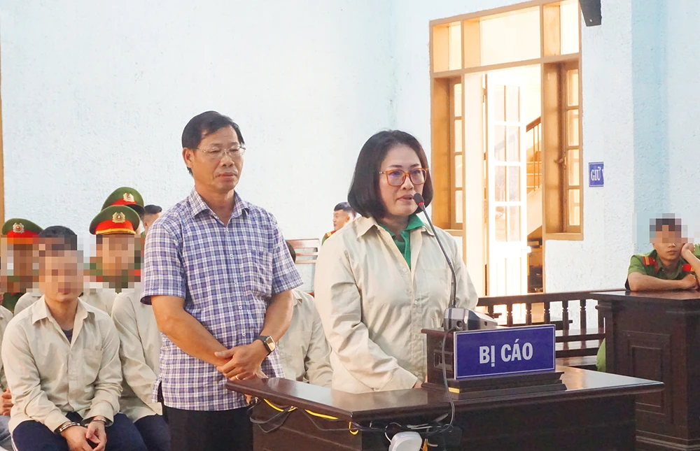 cựu phó hiệu trưởng lừa đảo