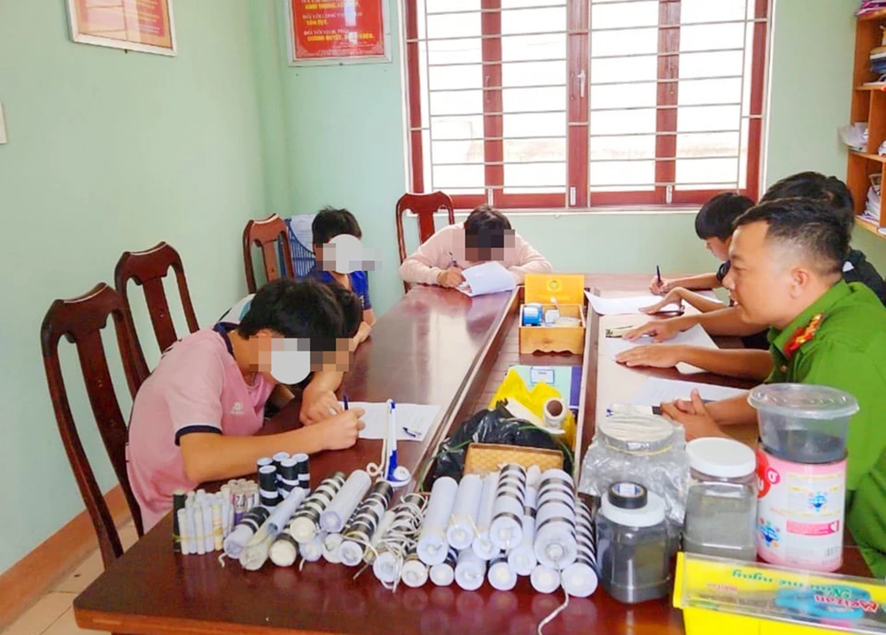 Học sinh chế tạo pháo