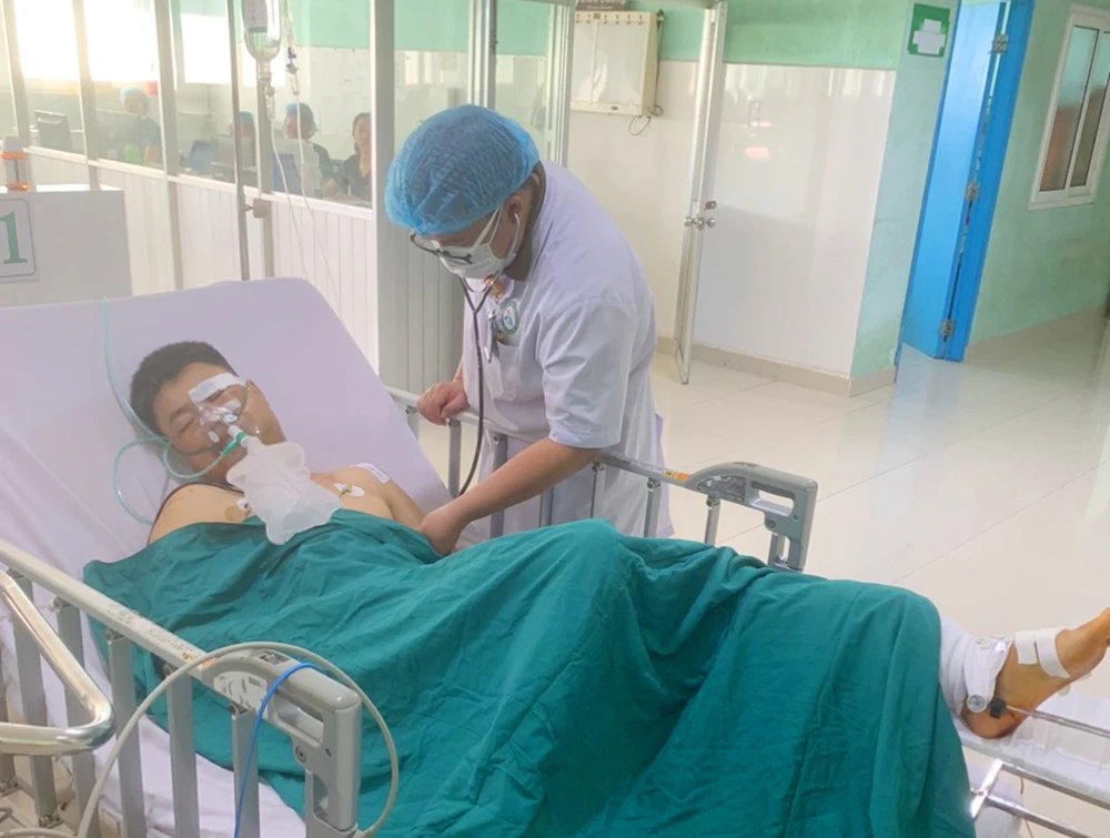 Một đại úy CSGT bị tông gãy chân, dập phổi