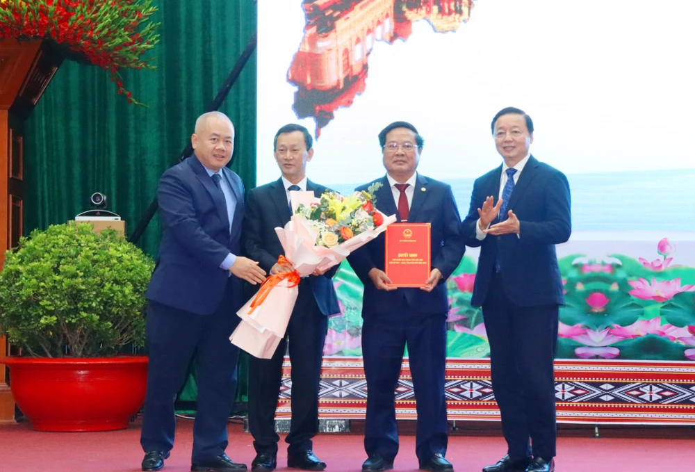 Trao-quyet-dinh-của-chinh-phu-quy-hoach-kon-tum 5.jpg