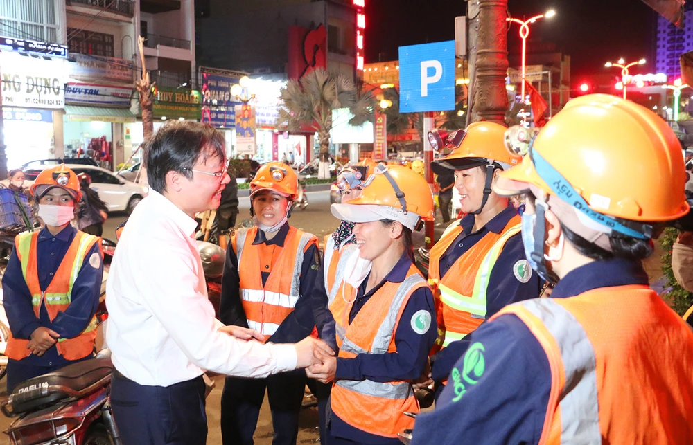 Chủ tịch UBND tỉnh Gia Lai Trương Hải Long chúc tết công nhân