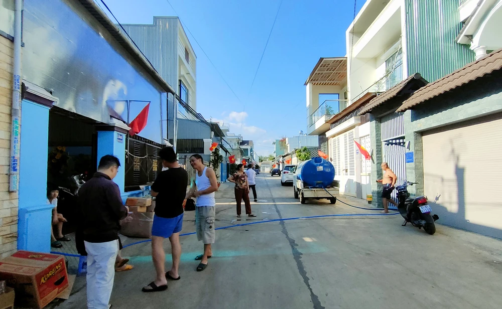 Dân bức xúc ngừng cấp nước