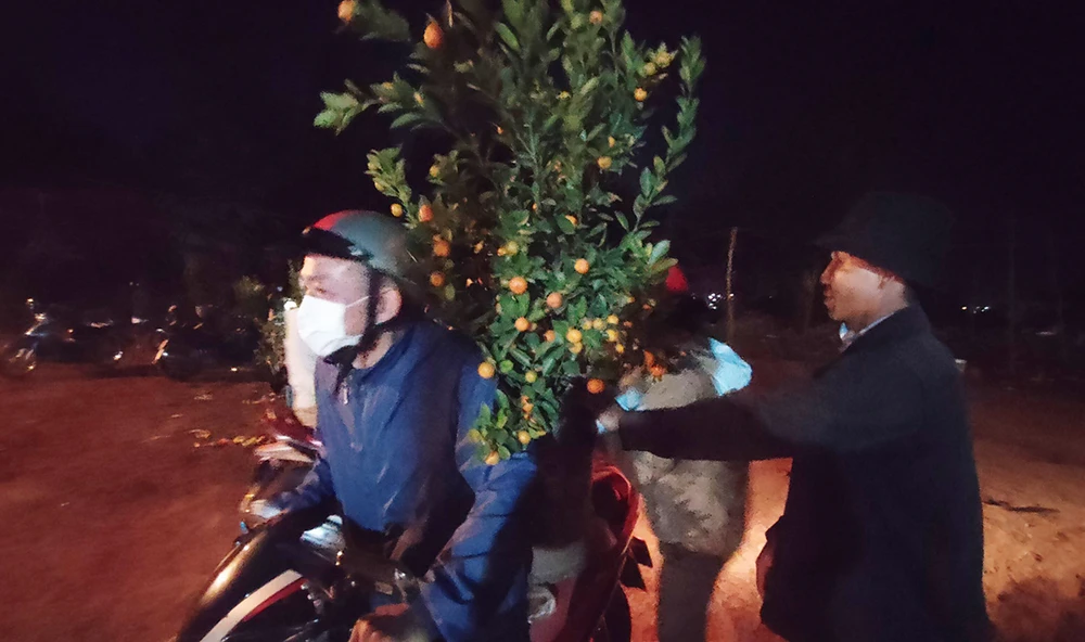 Nguoi-ban-hoa-gia-lai-xa-hang-chap-nhan-lo 2.jpg