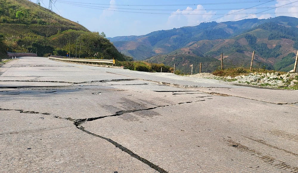 Hư hỏng đèo Lò Xo