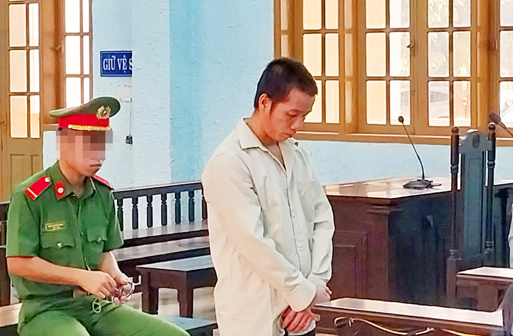 Cha dượng hiếp dâm con riêng của vợ lãnh án