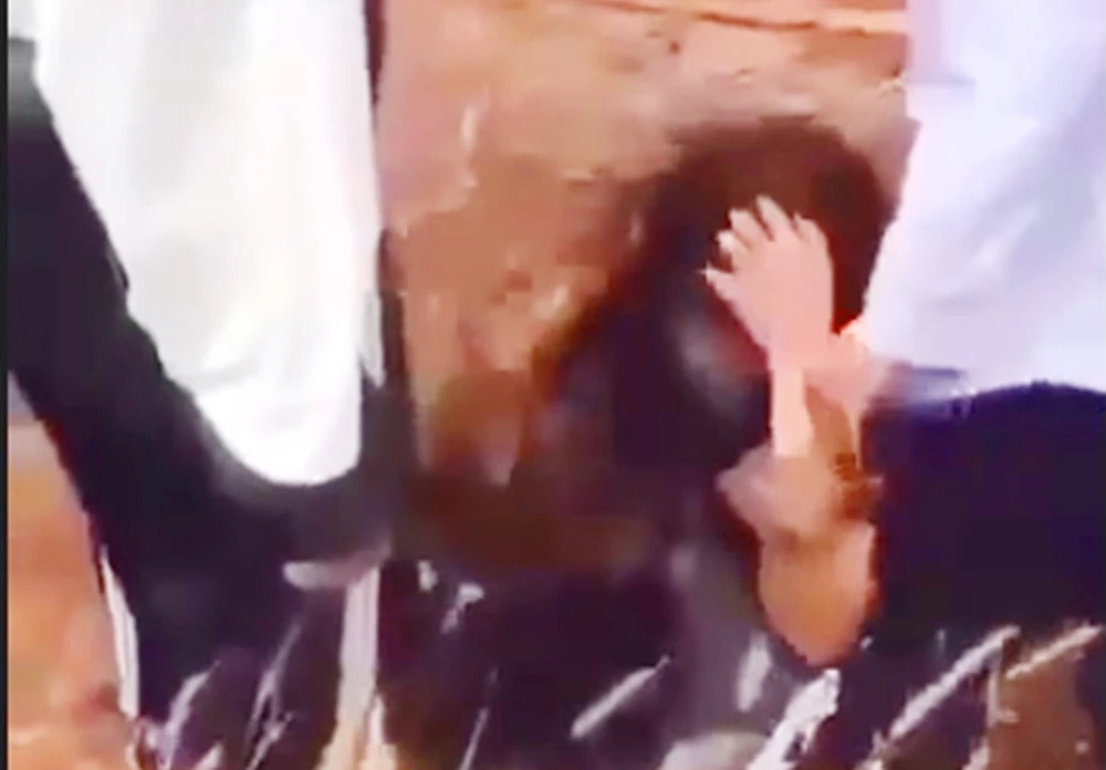 Nữ sinh bị đánh, tím tóc, xé áo Mang Yang Gia Lai