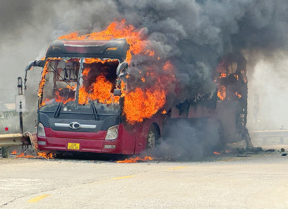 Cháy xe khách qua đèo Lò Xo