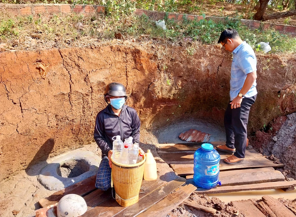 Thiếu Nước sạch dan lái xe công nông đi xin nước