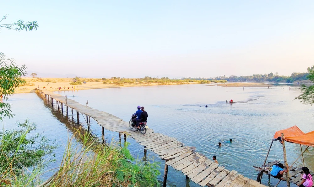 Lão nông bắt cầu qua sông ba xã Ia Kdăm huyện Ia Pa