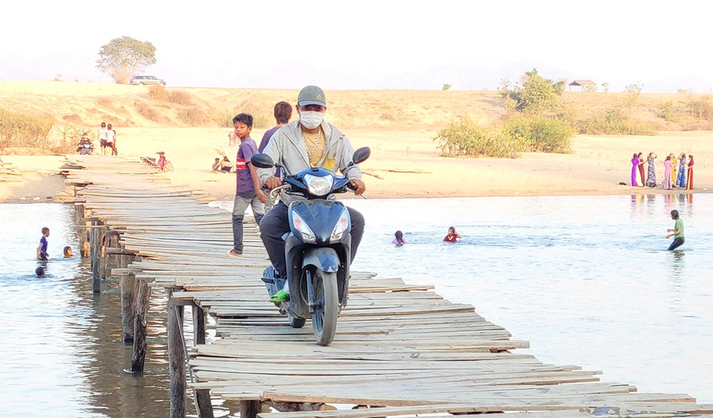 Lão nông bắt cầu qua sông ba xã Ia Kdăm huyện Ia Pa