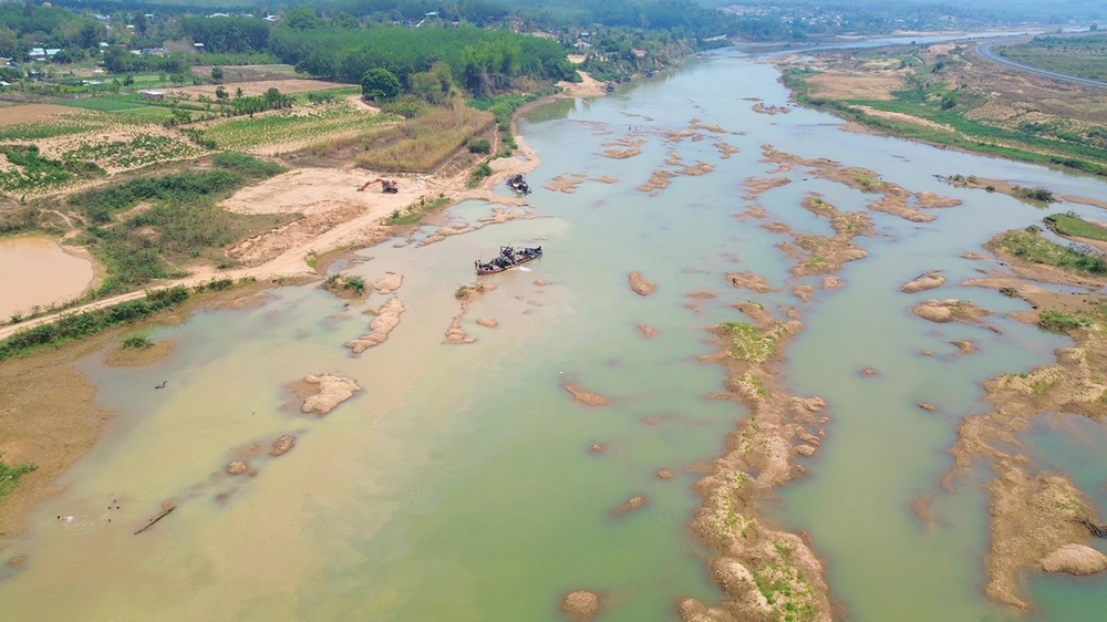 Sông Đăk Bla mỏ cát dày đặc nguy cơ sạt lở