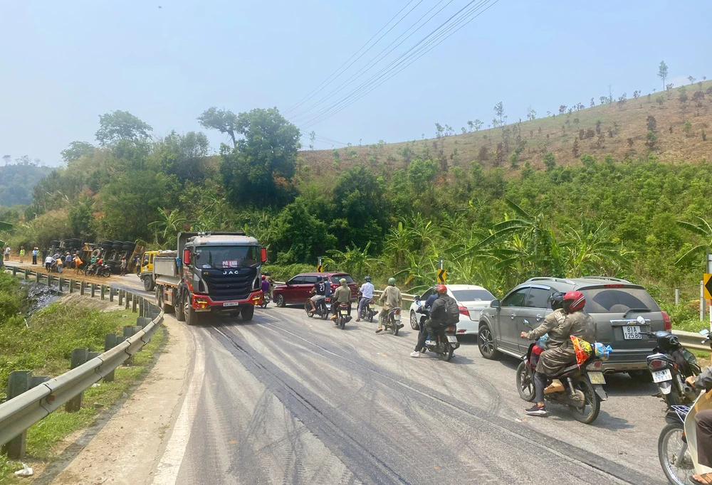 Lật xe tải nhựa đường chảy ra đường gây ách tắc giao thông tại Đăk Glei