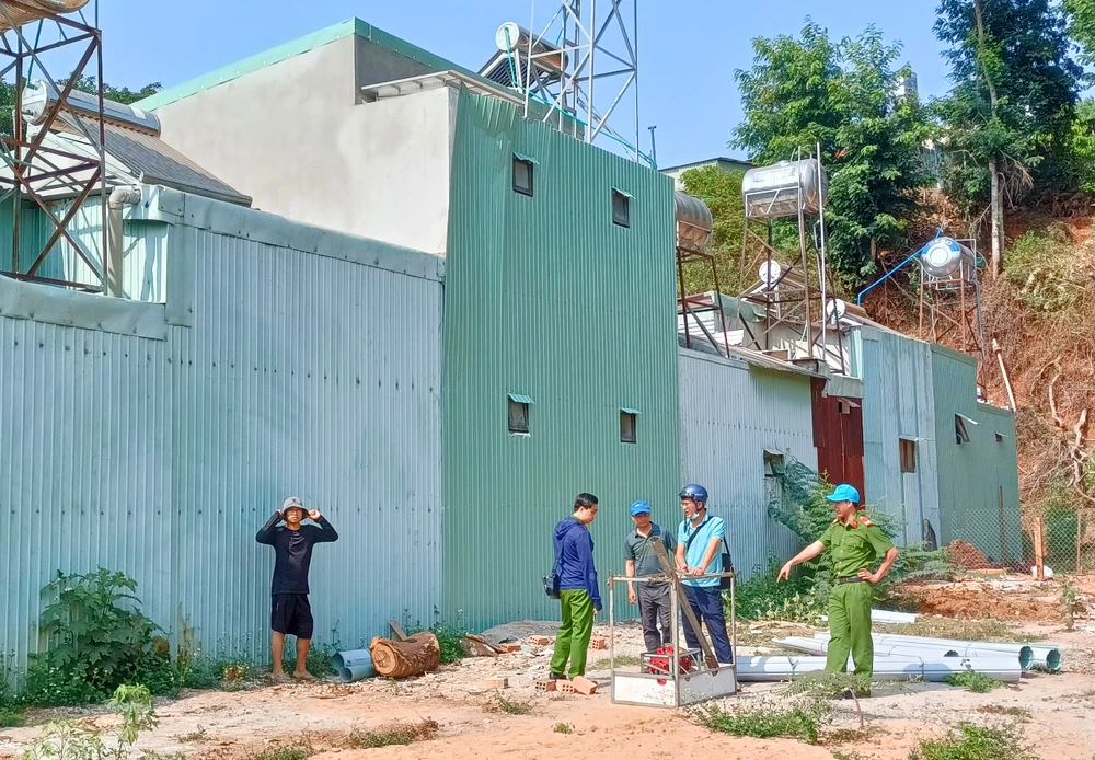 Lật máy tời khiến hai người thương vong