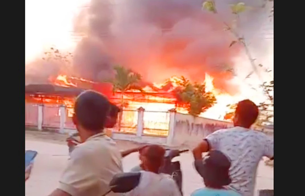 Đốt rác, tàn lửa bay thiêu rụi ba căn nhà sàn ở huyện Krông Pa, Gia Lai