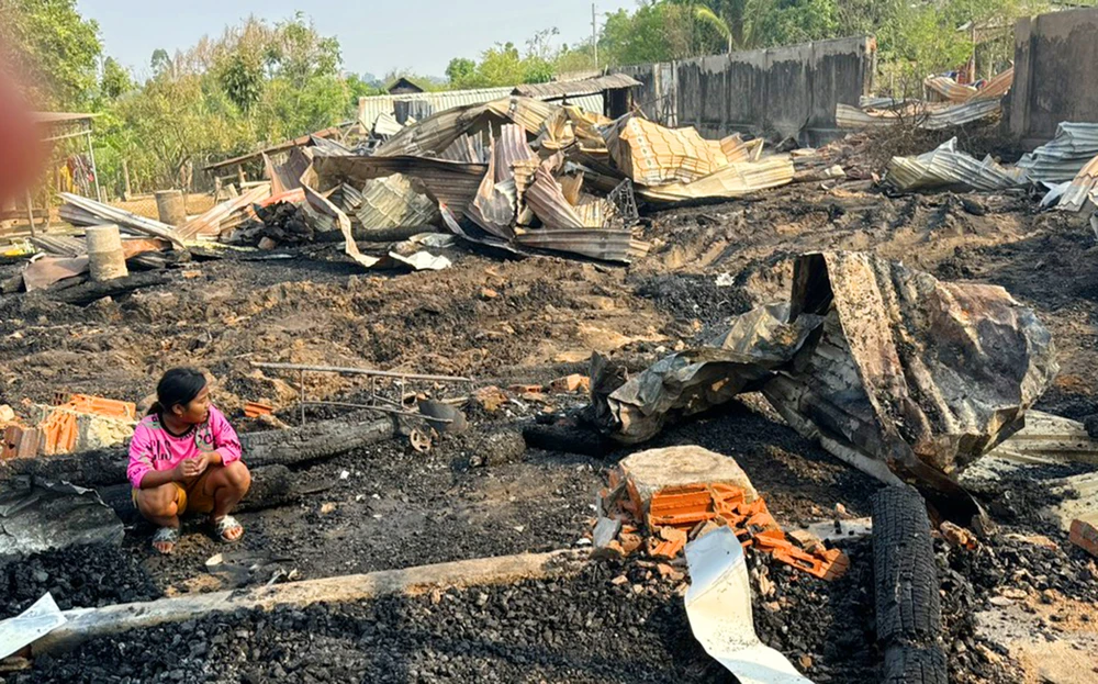 Đốt rác, tàn lửa bay thiêu rụi ba căn nhà sàn ở huyện Krông Pa, Gia Lai
