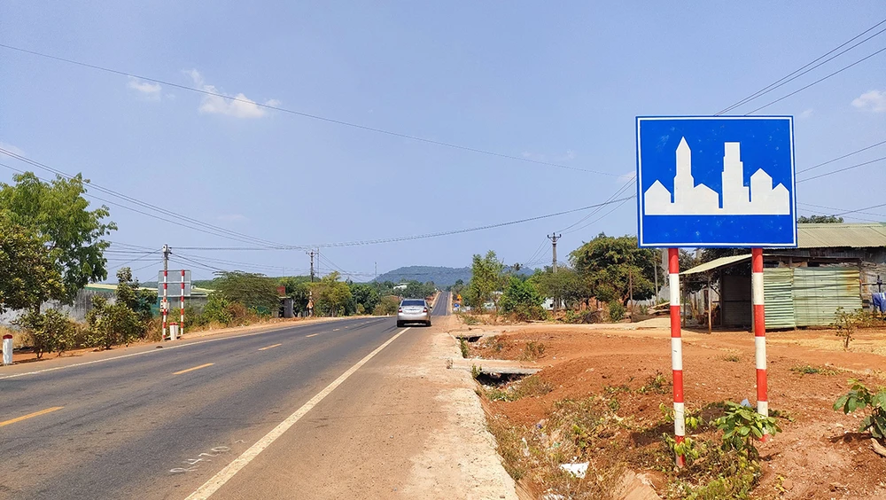 Bien-bao-han-che-toc-do-day-dac-tren-quoc-lo-19-gia-lai 2.jpg